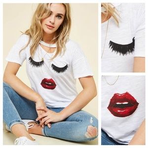 🦋MAKE AN OFFER!🦋White Top, Eyelashes and Lips